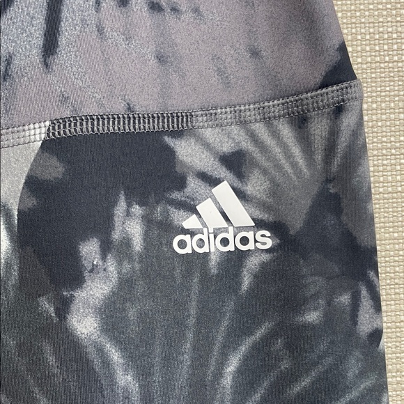 Adidas Monochrome Leaf Pattern Leggings - Picture 3 of 4